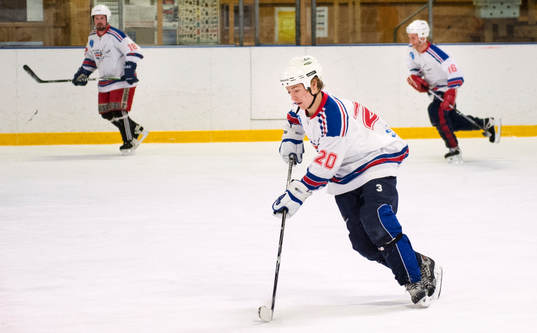Ett kompisgäng spelar ishockey på skoj i Ånäshallen