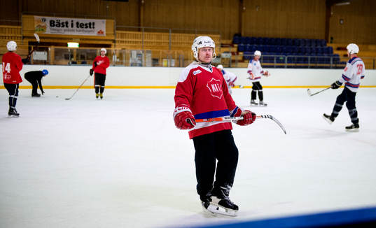 Ett kompisgäng spelar ishockey på skoj i Ånäshallen