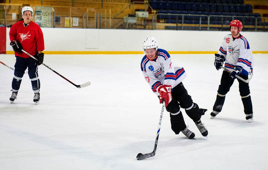 Ett kompisgäng spelar ishockey på skoj i Ånäshallen