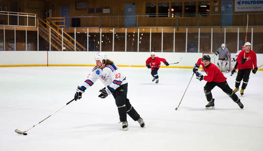 Ett kompisgäng spelar ishockey på skoj i Ånäshallen