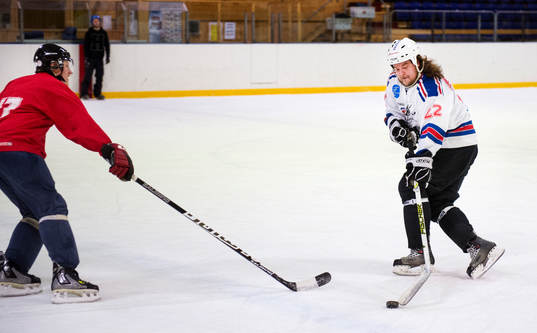 Ett kompisgäng spelar ishockey på skoj i Ånäshallen