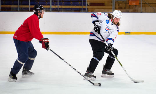Ett kompisgäng spelar ishockey på skoj i Ånäshallen