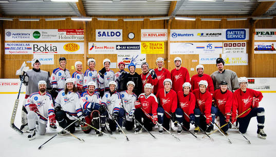 Ett kompisgäng spelar ishockey på skoj i Ånäshallen