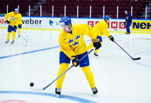 Filip Forsberg jonglerar med en puck på Sveriges träning