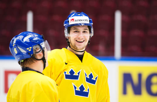 Filip Forsberg skrattar på Sveriges träning