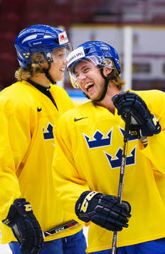 Jacob de la Rose och Elias Lindholm skrattar tillsammans