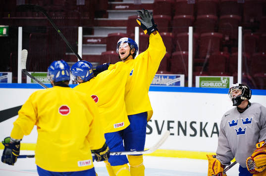 Filip Forsberg jublar på Sveriges träning