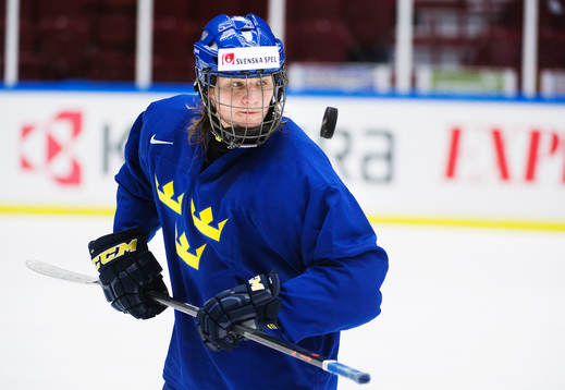 Anton Karlsson jonglerar med en puck på Sveriges träning