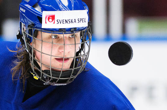 Anton Karlsson jonglerar med en puck på Sveriges träning