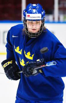 Anton Karlsson jonglerar med en puck på Sveriges träning