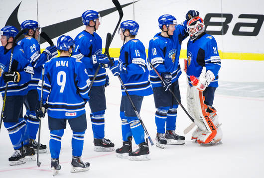 De finska spelarna med målvakten Juuse Saros jublar