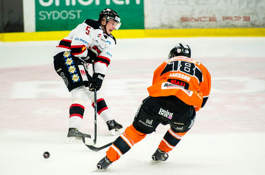 Malmö Redhawks Johan Björk, och Karlskrona Emil Larsson