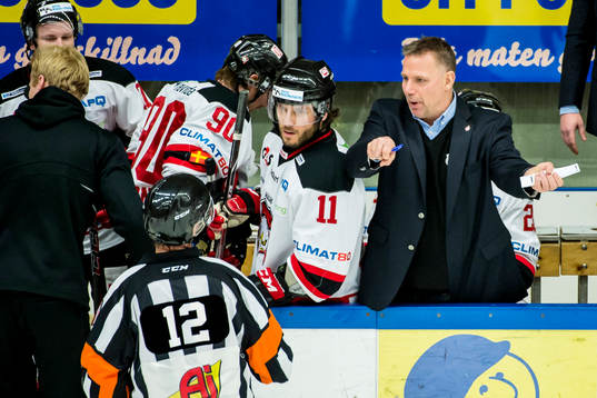 Malmö Redhawks tränare Mats Lusth protesterar mot ett