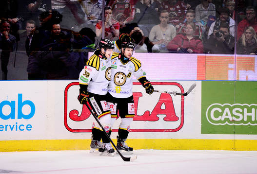 Brynäs Jesper Ollas gör 1 - 1 ( på bilden Jonas