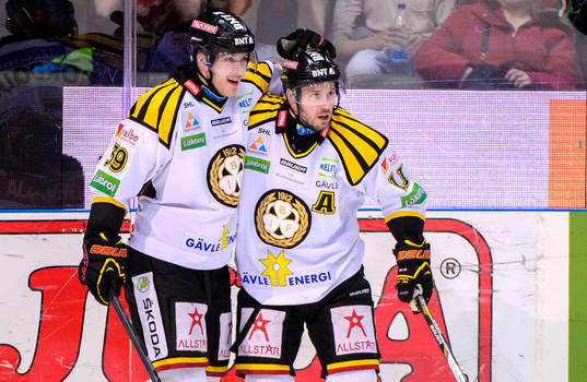 Brynäs Jonas Nordqvist och Jesper Ollas firar