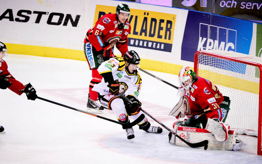 Brynäs Bill Sweatt mot Frölunas målvakt Linus Fernström
