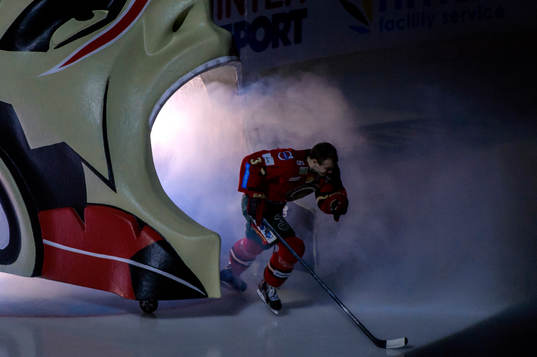 En spelare åker in på isen innan ishockeymatchen i SHL
