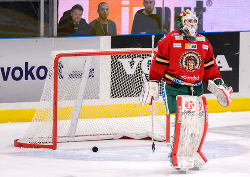 Frölundas målvakt Linus Fernström deppar