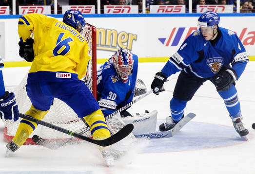 Sveriges Filip Forsberg och Finlands målvakt Ville Husso