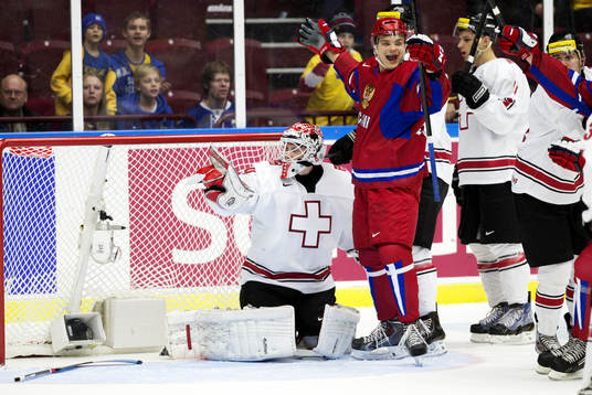Rysslands Ivan Barbashyov och Schweiz målvakt Sacha Rochow