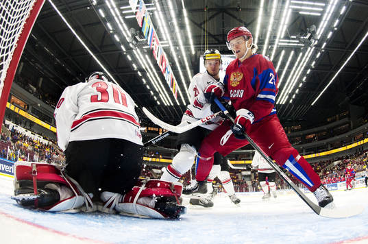 Rysslands Mikahil Grigorenko och Schweiz målvakt Sascha