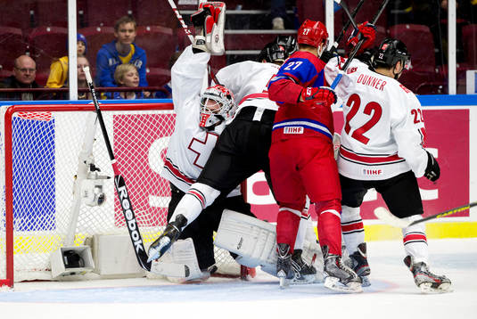 Rysslands Vadim Khlopotov och Schweiz målvakt Sascha