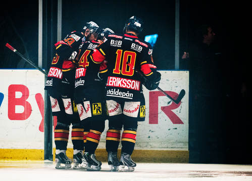 Djurgårdens Mattias Guter  leds av isen med hjälp av