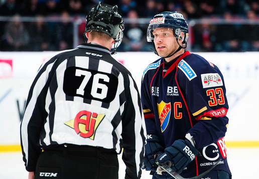 Djurgårdens Timmy Pettersson i diskussion med linjedomare