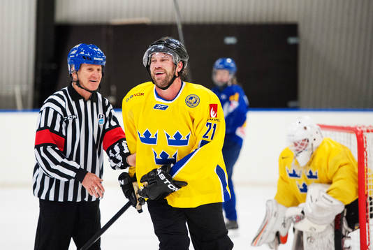 Domaren Dag Olsson och Peter Forsberg