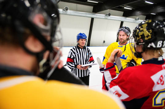 Domaren Dag Olsson och Peter Forsberg