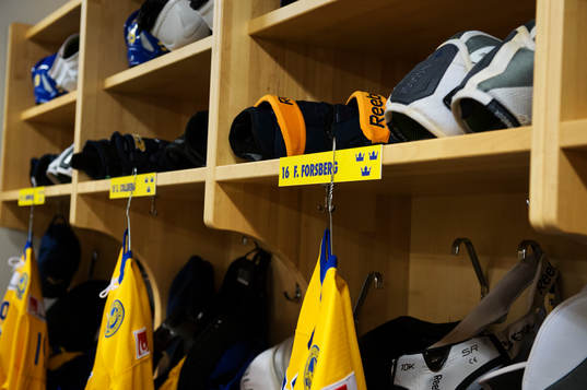En namnskylt för Filip Forsberg hänger på hans plats i