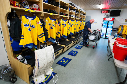 Per-Åke Bäckman, materialförvaltare, förbereder i