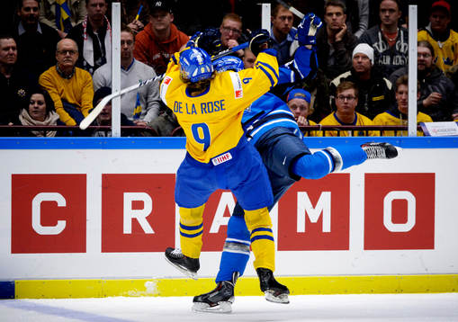 Jacob de la Rose tacklar Rasmus Ristolainen i Finland
