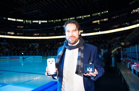 Peter Forsberg poserar med en pokal