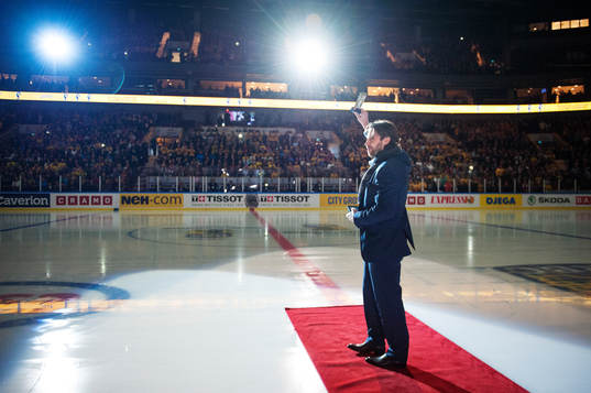 Peter Forsberg hyllas av publiken