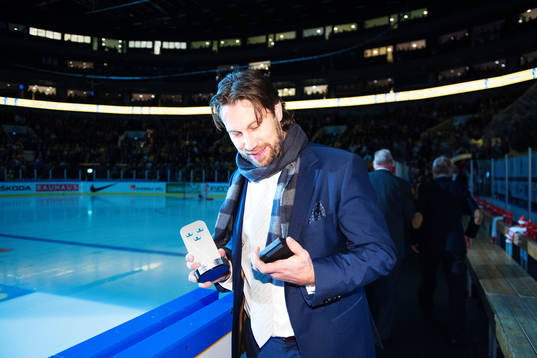 Peter Forsberg håller i en pokal