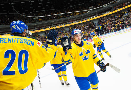 Sveriges Andreas Johnson gratuleras