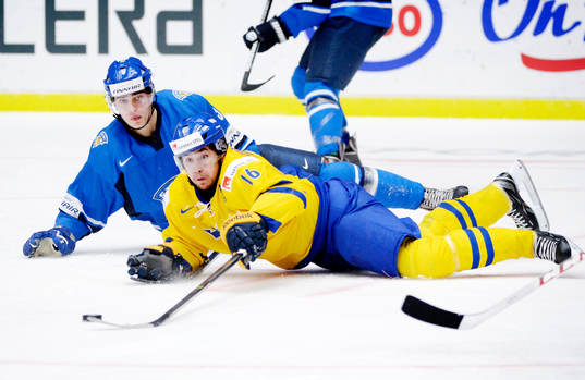 Rasmus Ristolainen och Filip Forsberg kämpar om pucken