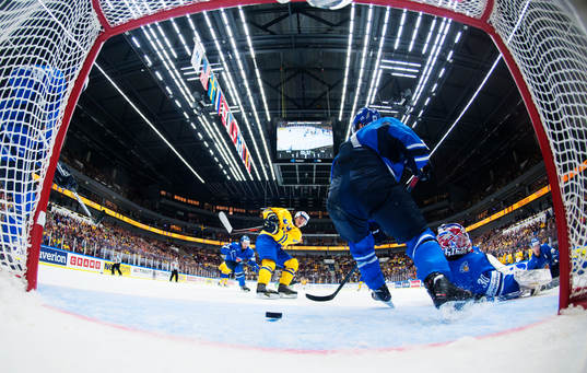 Sveriges Andreas Johnson skjuter in 2-1
