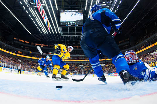 Sveriges Andreas Johnson skjuter in 2-1
