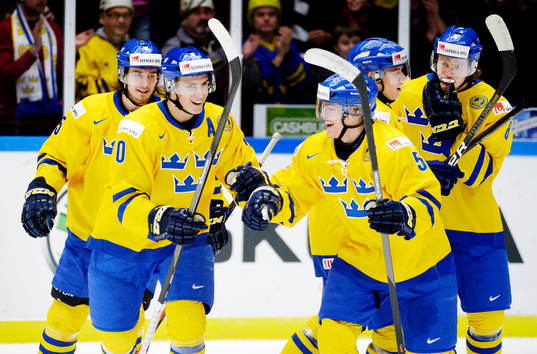 Alexander Wennberg och Andreas Johnson i Sverige gratulerar
