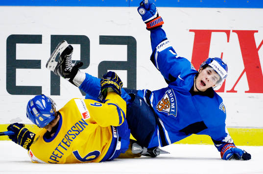 Jesper Pettersson och Henrik Haapala i en tackling