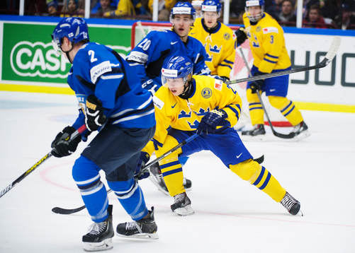 Sveriges Filip Sandberg jagar pucken