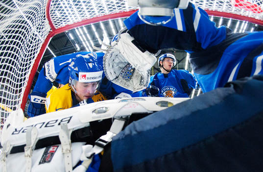 Sveriges Elias Lindholm utmanas av Finlands Esa Lindell och