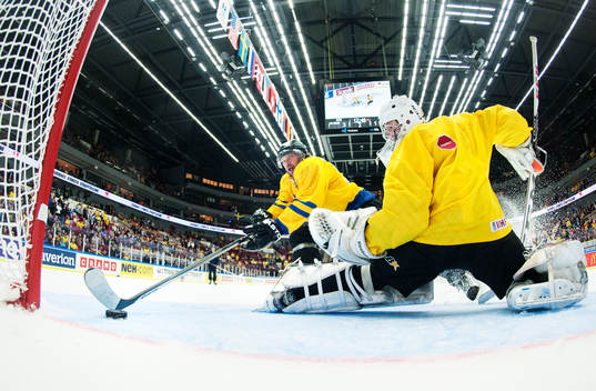 Peter Forsberg gör mål i Svenska Spels arrangemang