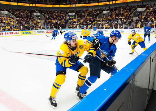Sveriges Sebastian Collberg tacklar Finlands Saku Mänalanen