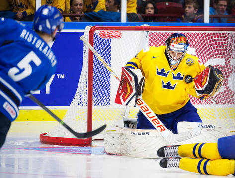 Sveriges målvakt Oscar Dansk räddar ett skott från