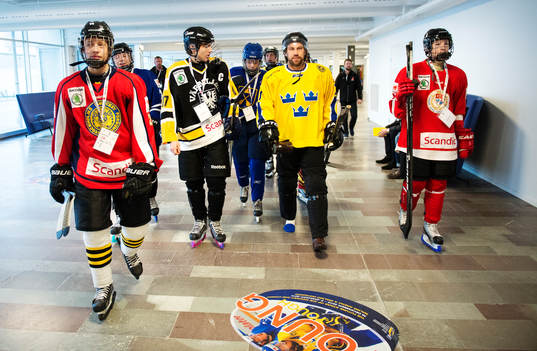 Peter Forsberg och deltagare i Svenska Spels arrangemang