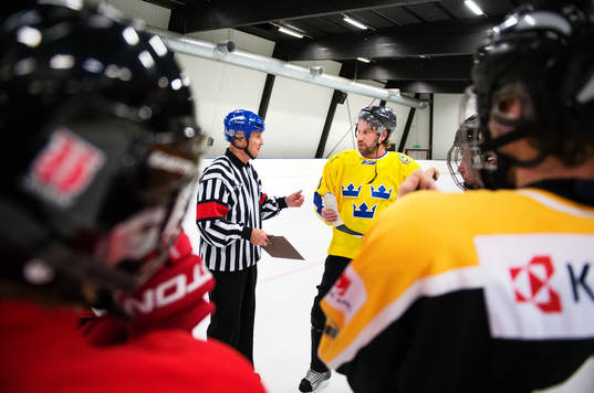 Domaren Dag Olsson och Peter Forsberg