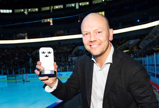 Mats Sundin visar upp en pokal